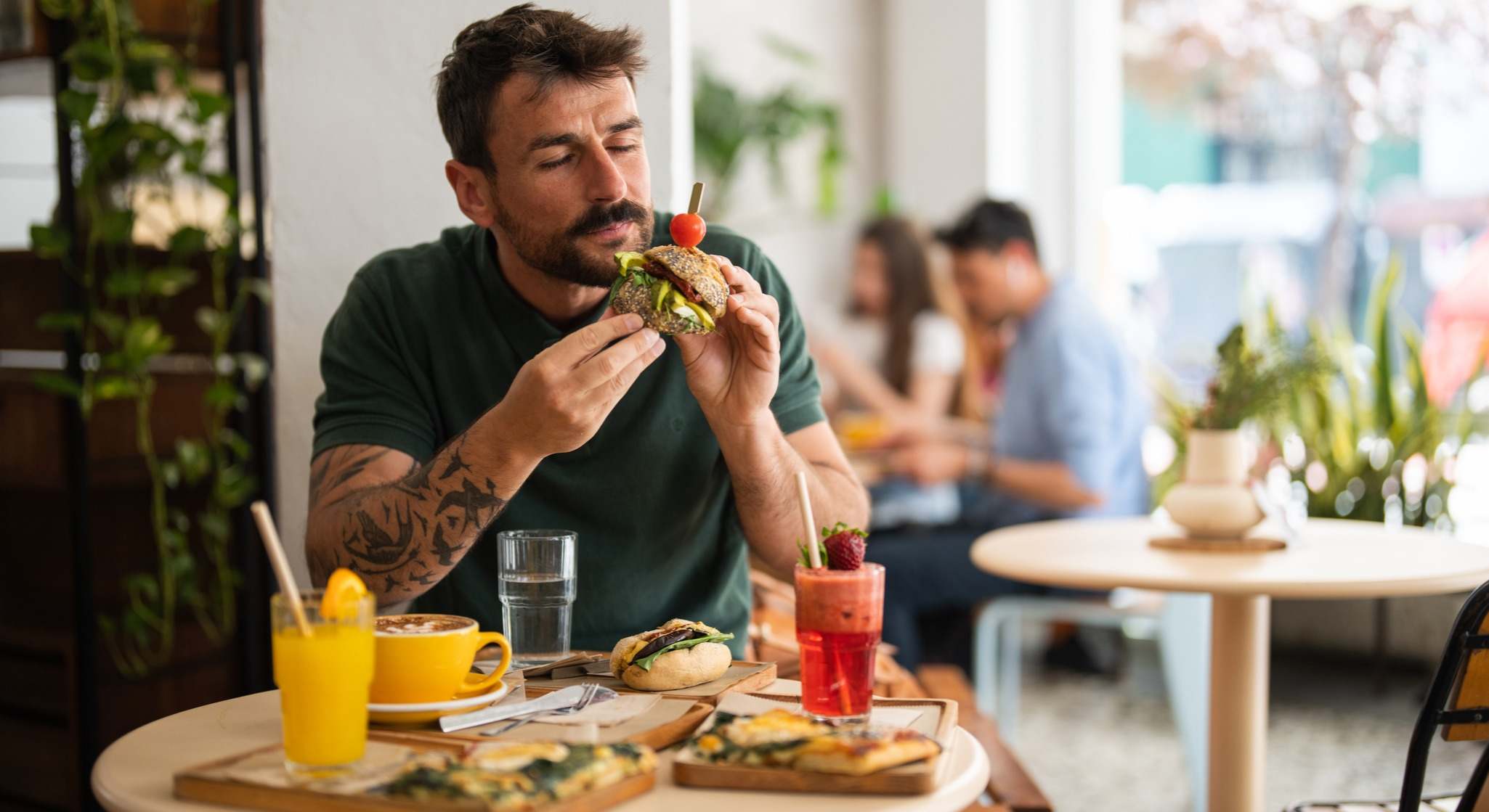 Hombre desayunando en una cafetería
