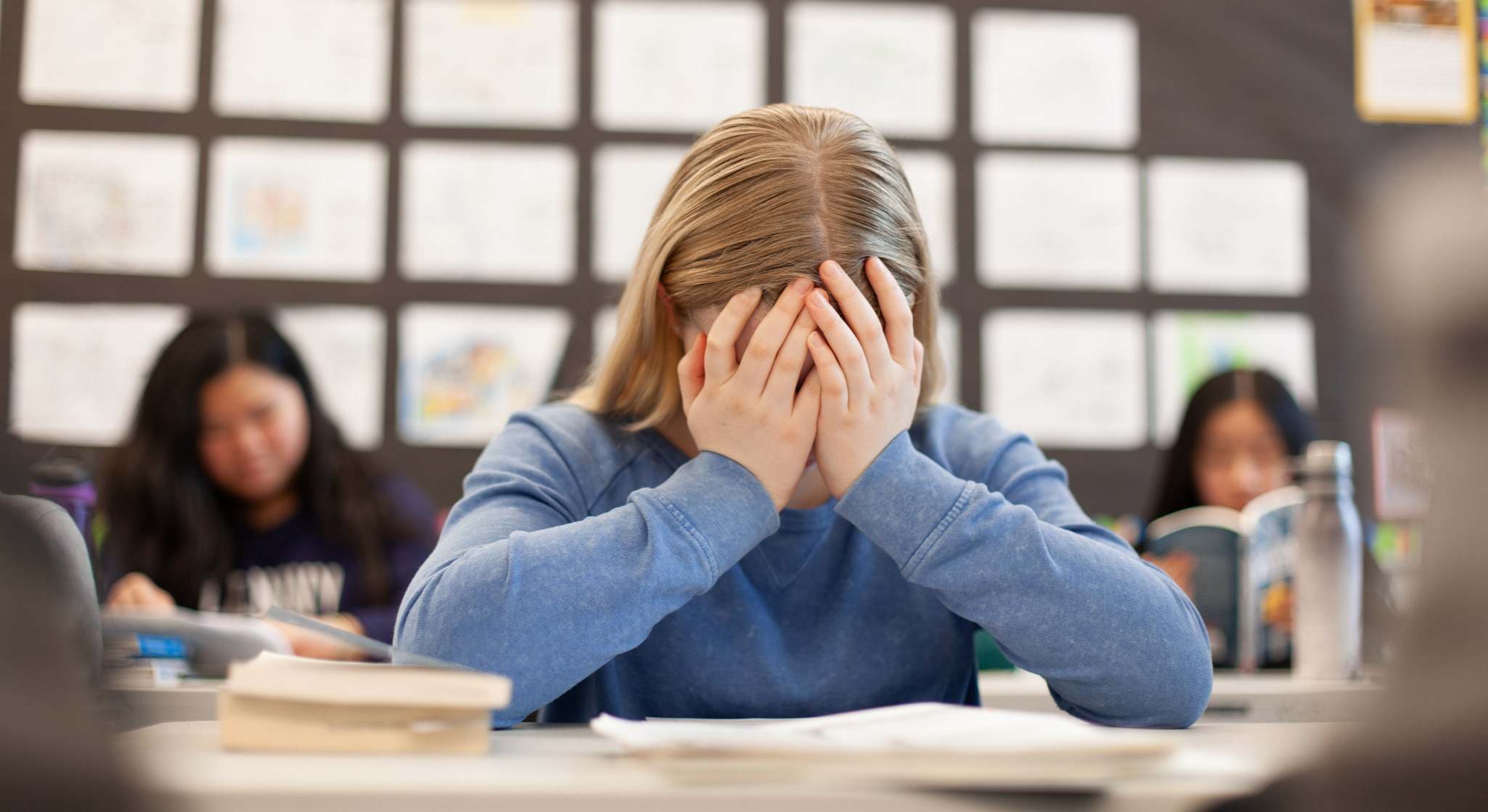 Joven nerviosa ante un examen con las manos sobre el rostro