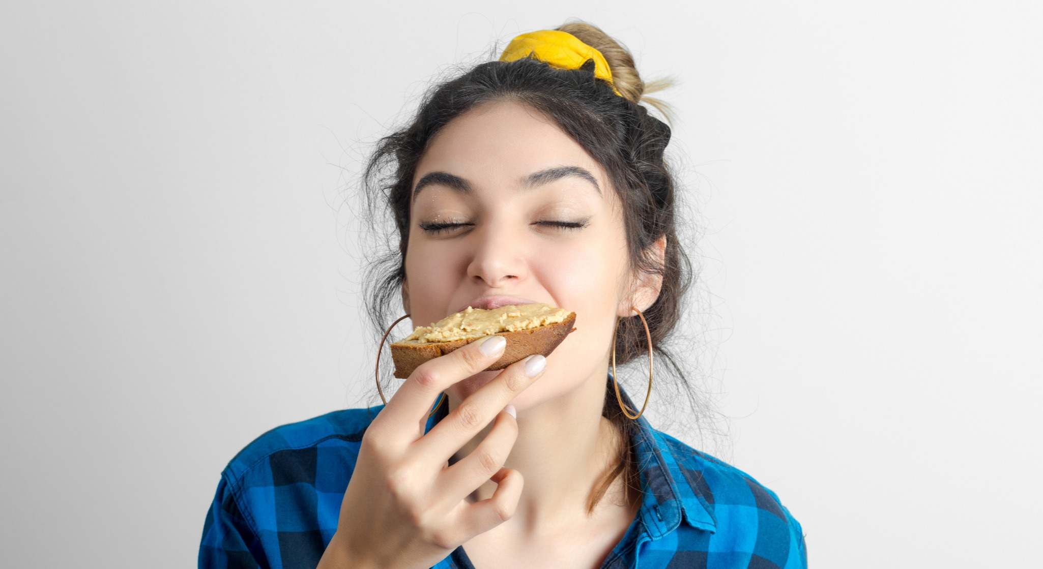 Mujer comiendo una tostada con mantequilla