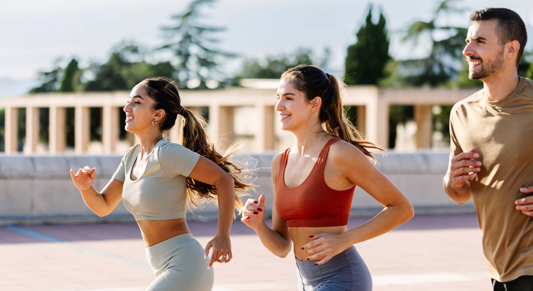 Personas corriendo en la calle