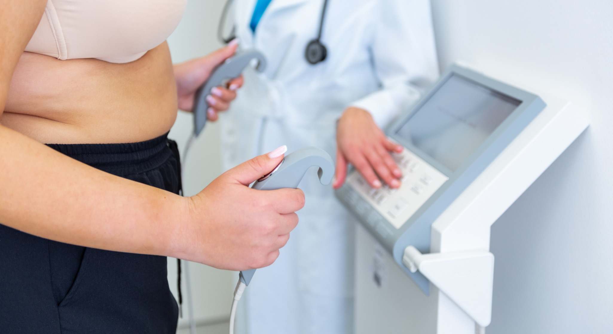 Mujer con sobrepeso en la consulta del médico
