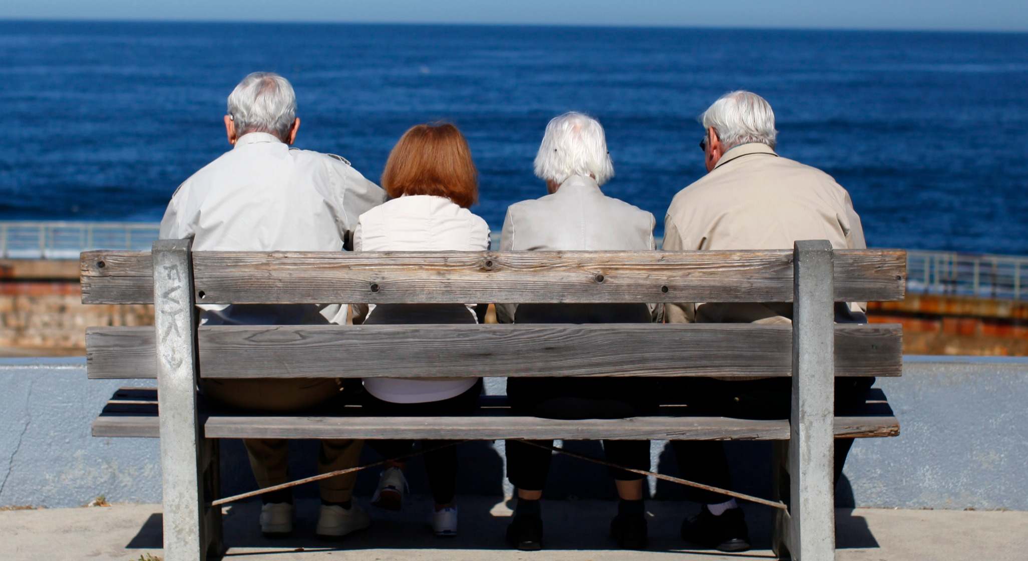 Varias personas mayores en un banco