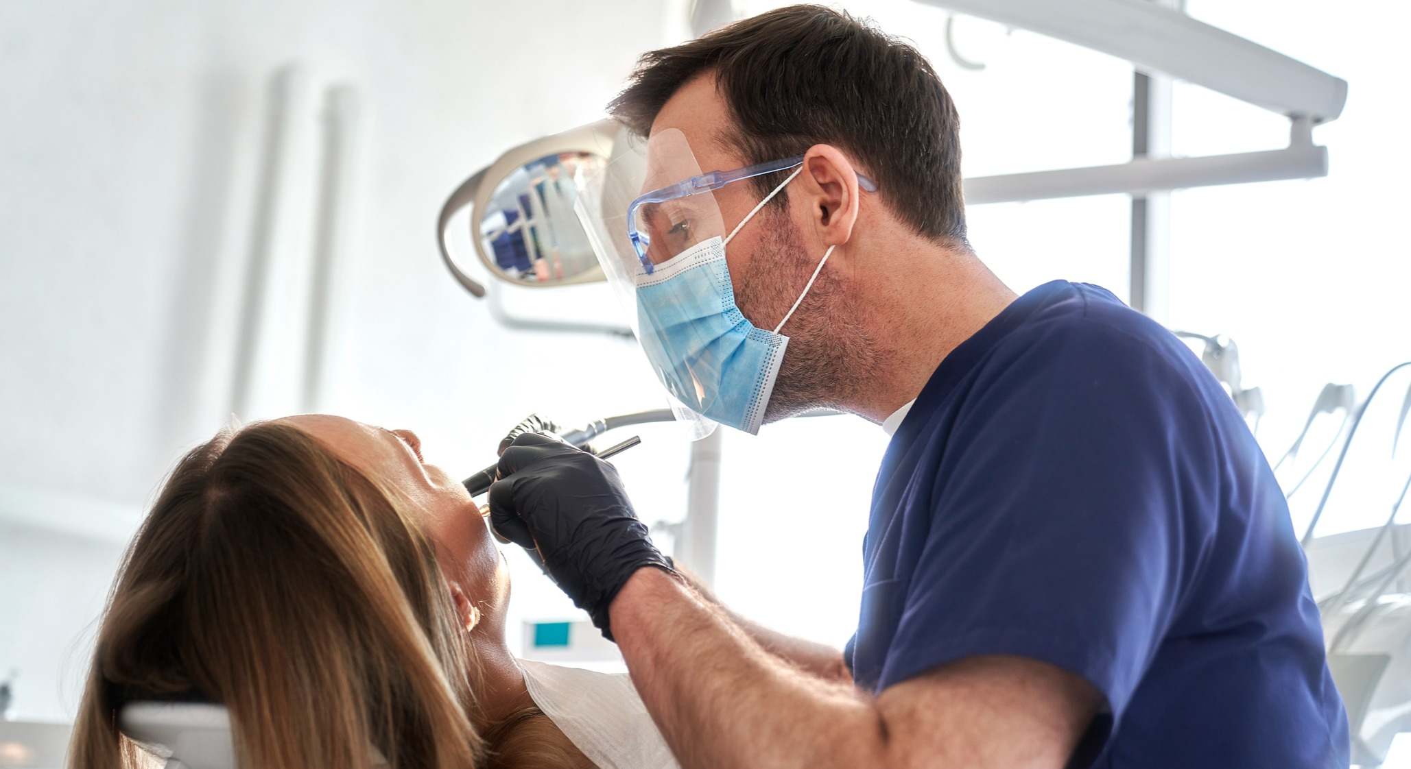 Dentista explorando a un paciente