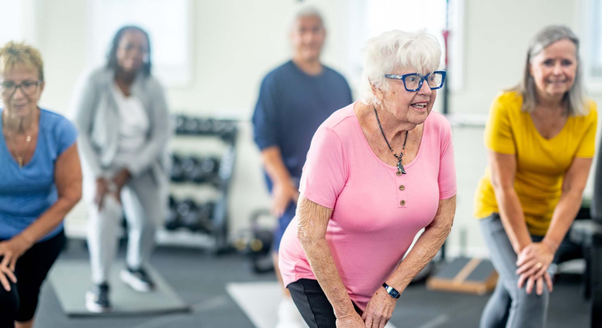 Señoras mayores haciendo ejercicio físico en un gimnasio