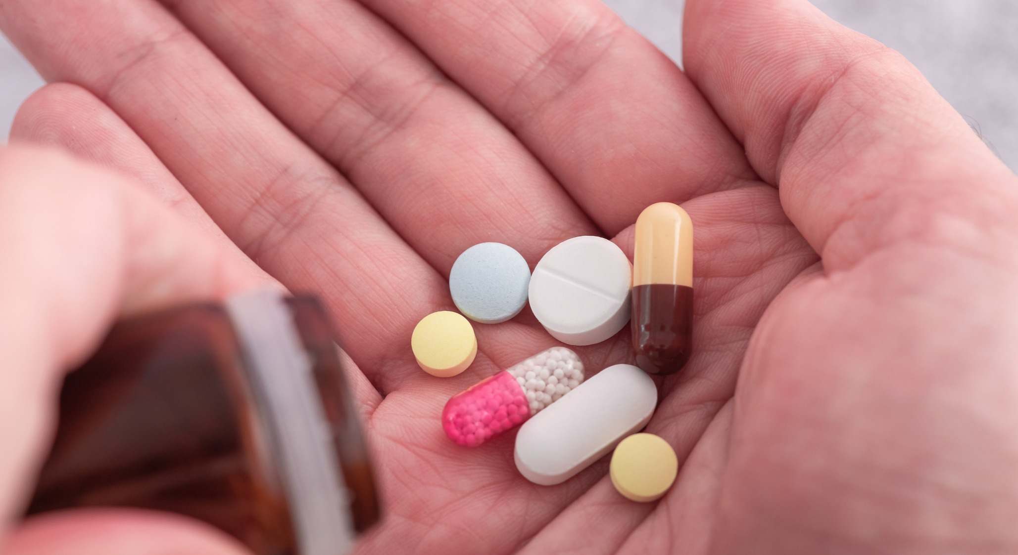 Suplementos de magnesio en la mano