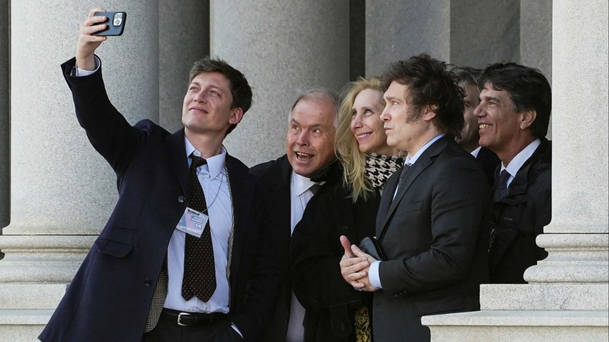 Javier Milei se fotografía, junto a su equipo, en la escalinata de la Casa Blanca.