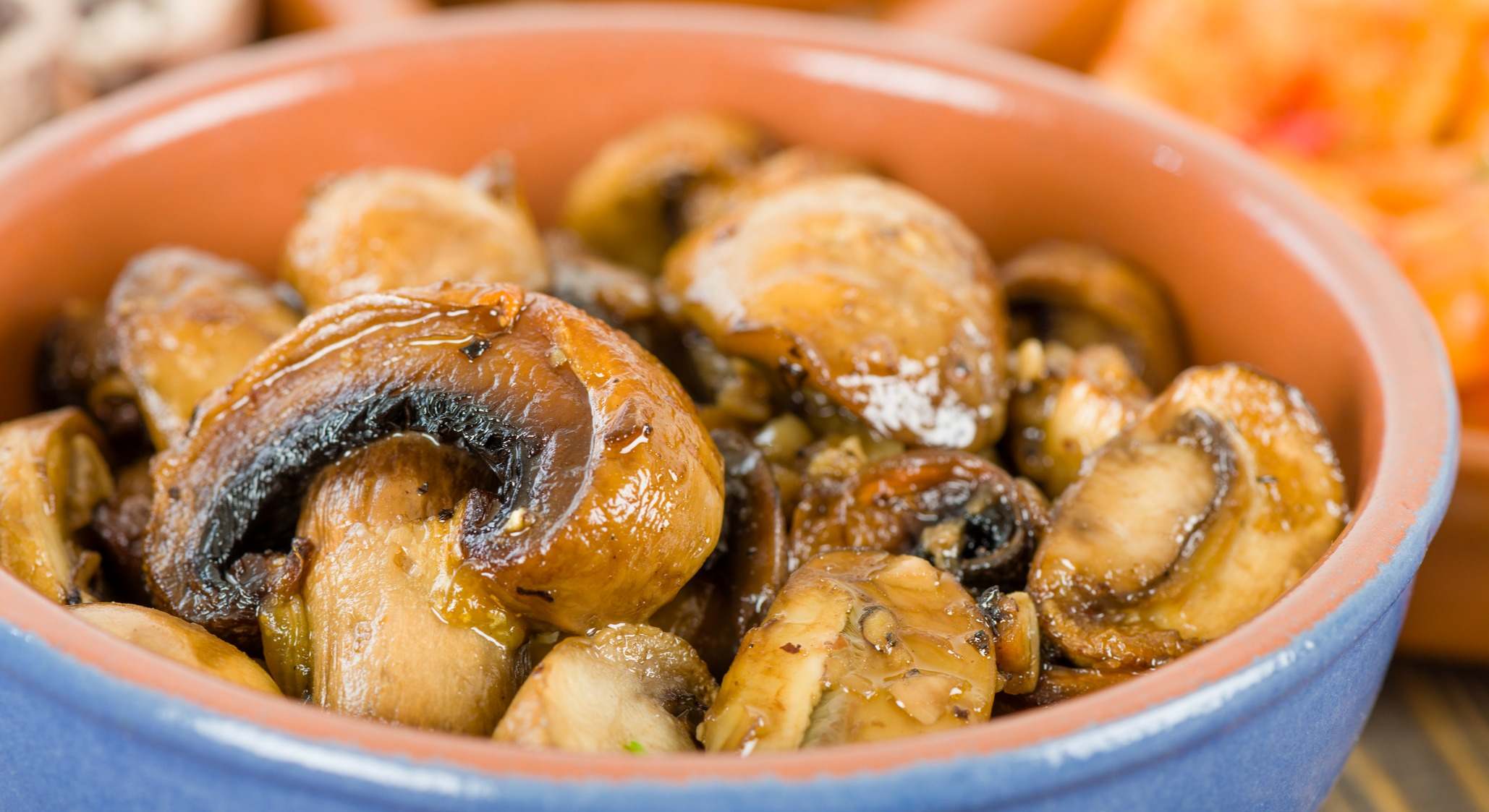 Cuenco con champiñones cocinados