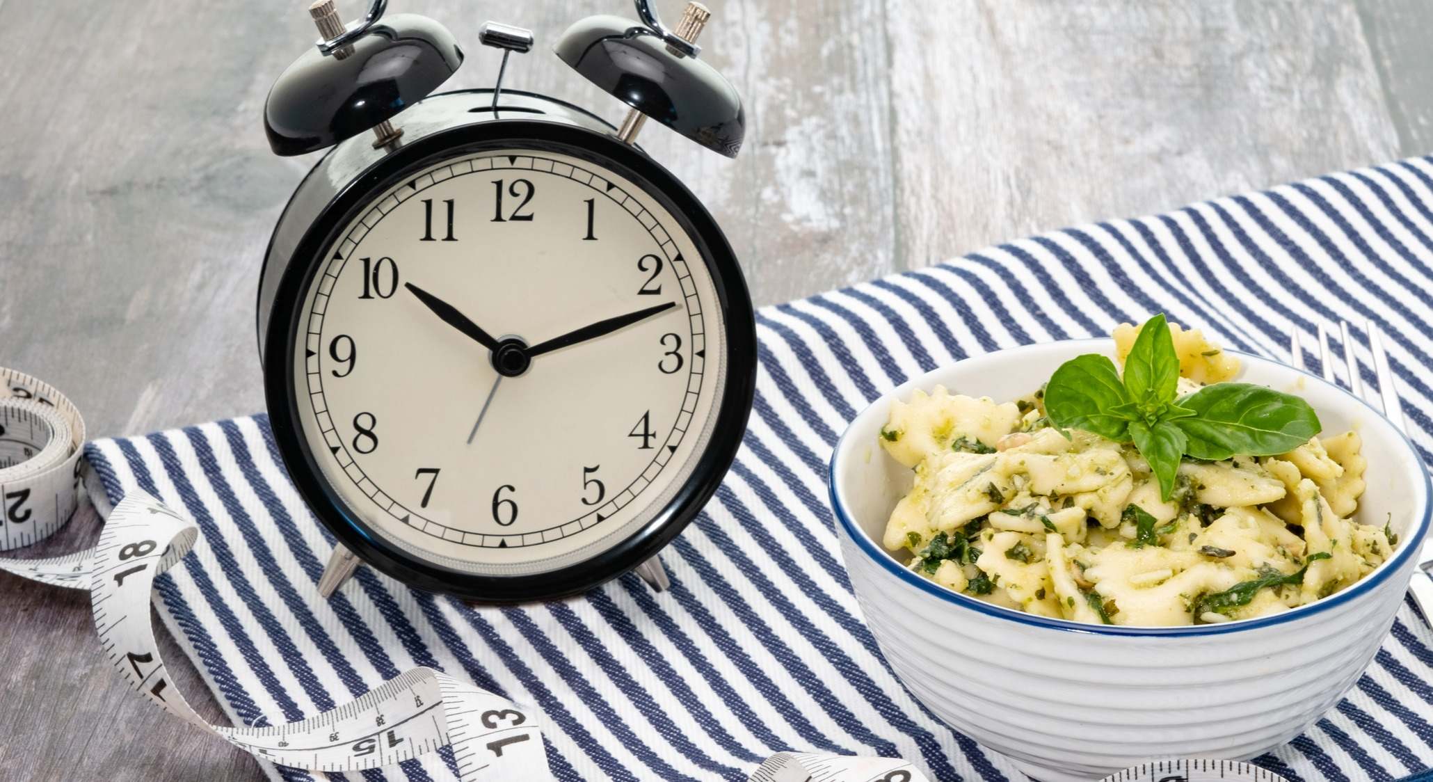 Reloj, bol de comida y metro