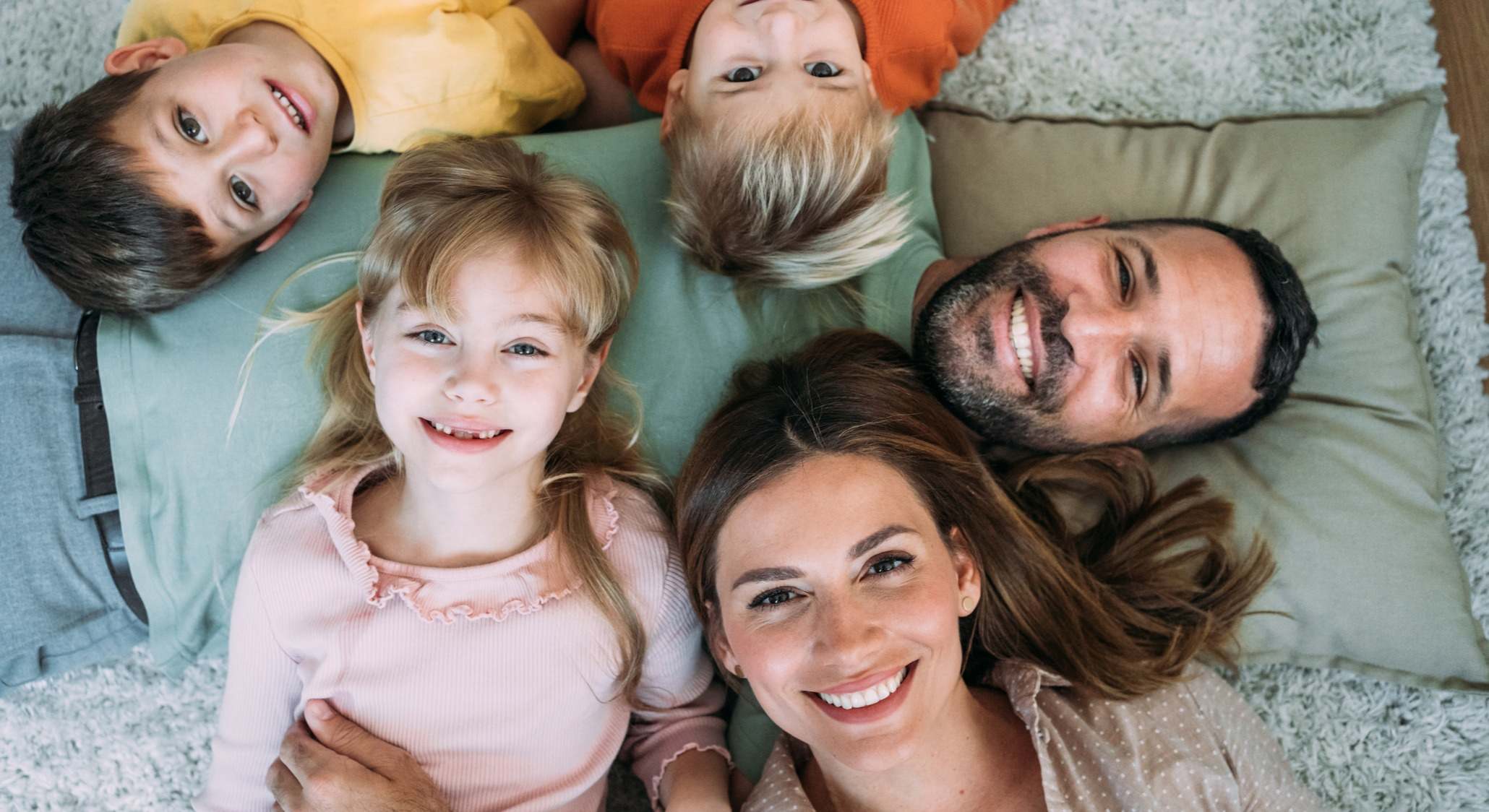 Vista cenital de una familia mirando hacia arriba