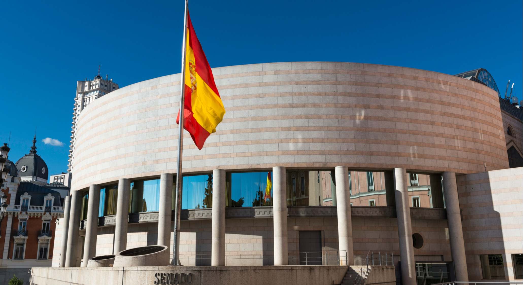 Edificio del Senado y bandera de España en Madrid
