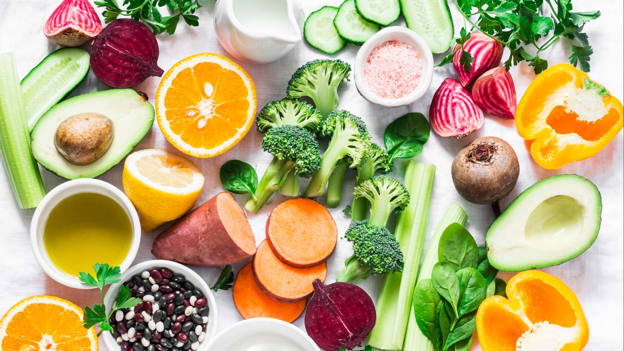 Alimentos ricos en vitamina C sobre un fondo blanco