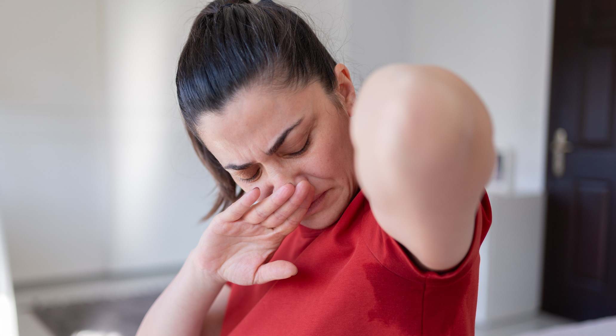 Mujer con mal olor corporal