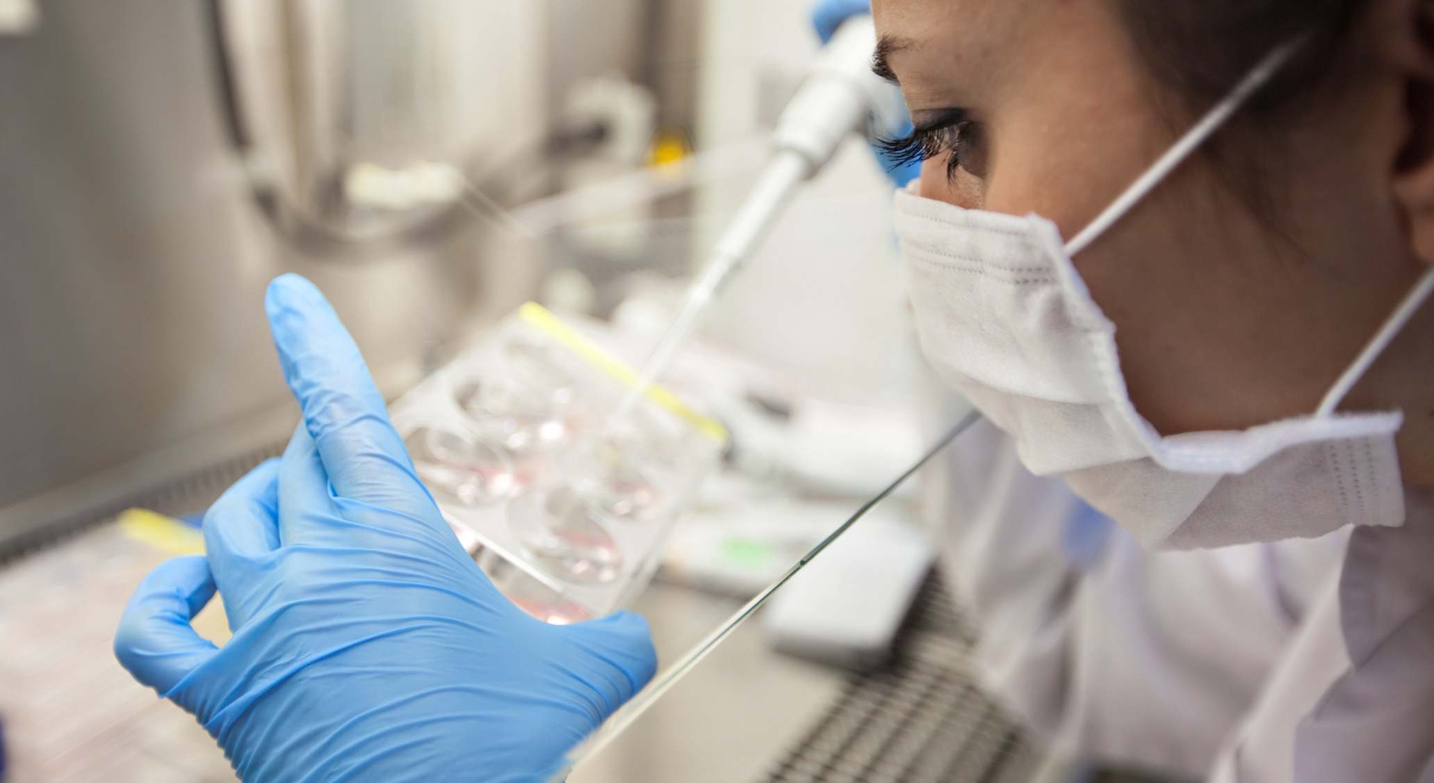 Mujer en un laboratorio