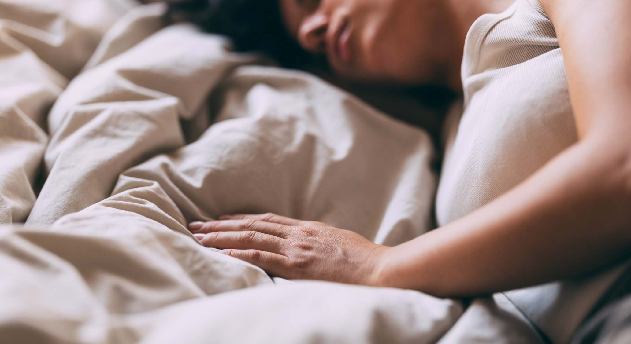 Mujer durmiendo sobre la cama
