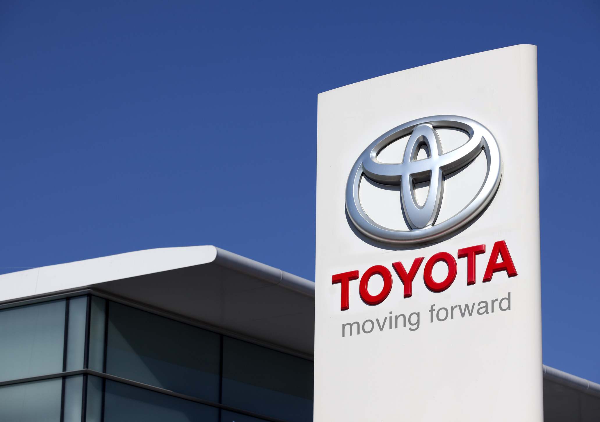 Logo de Toyota sobre las oficinas de la empresa | iStock