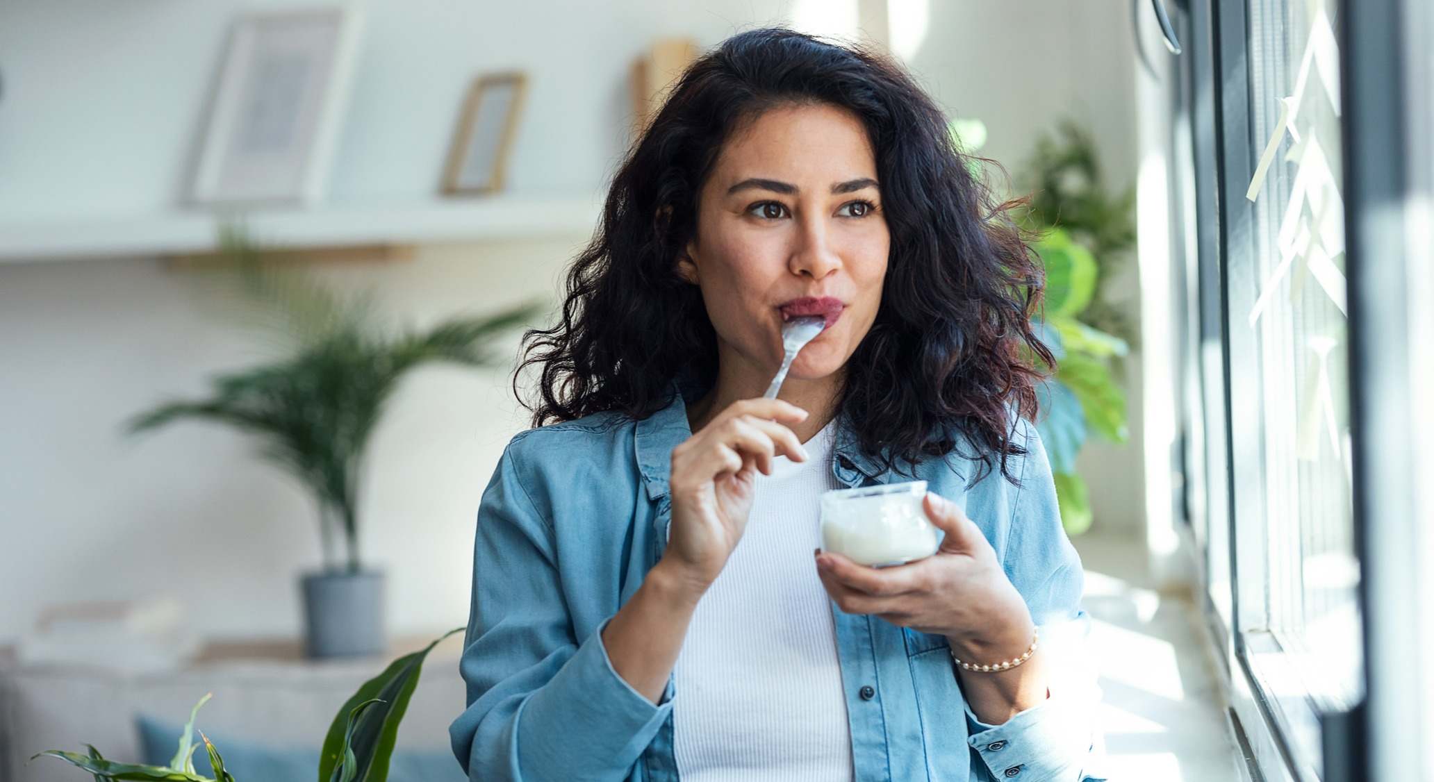 Mujer comiendo un yogur