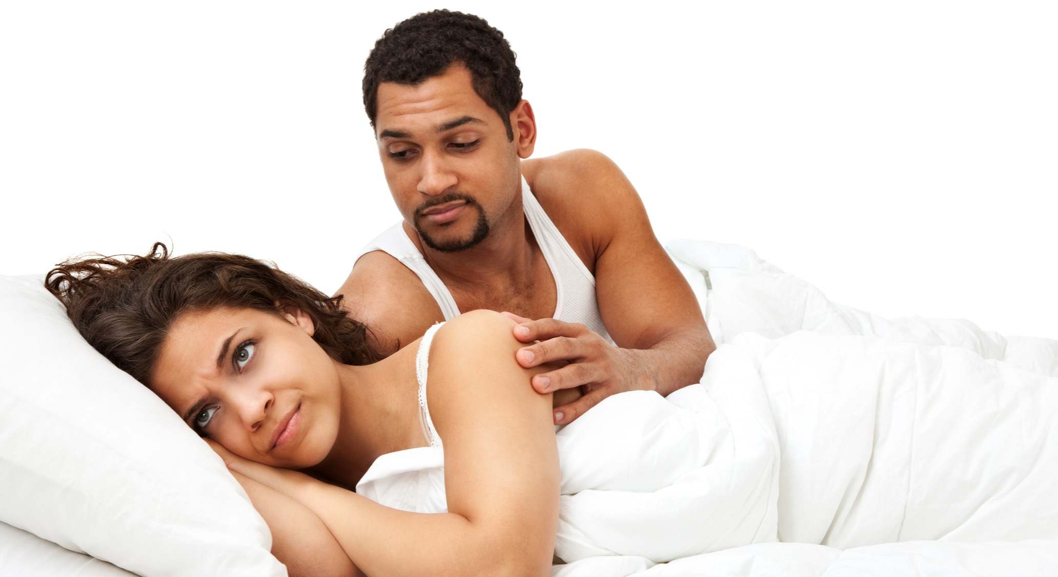 Mujer enfadada en la cama con su pareja