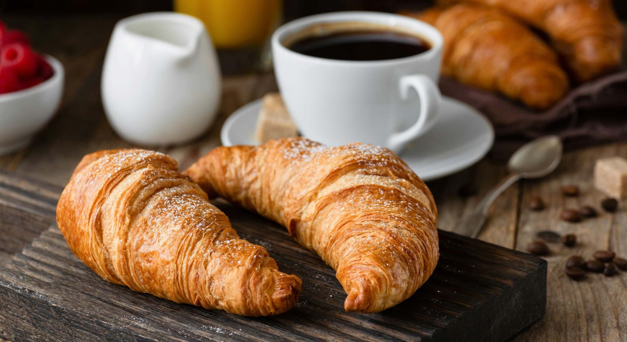 Desayuno de croissant y café