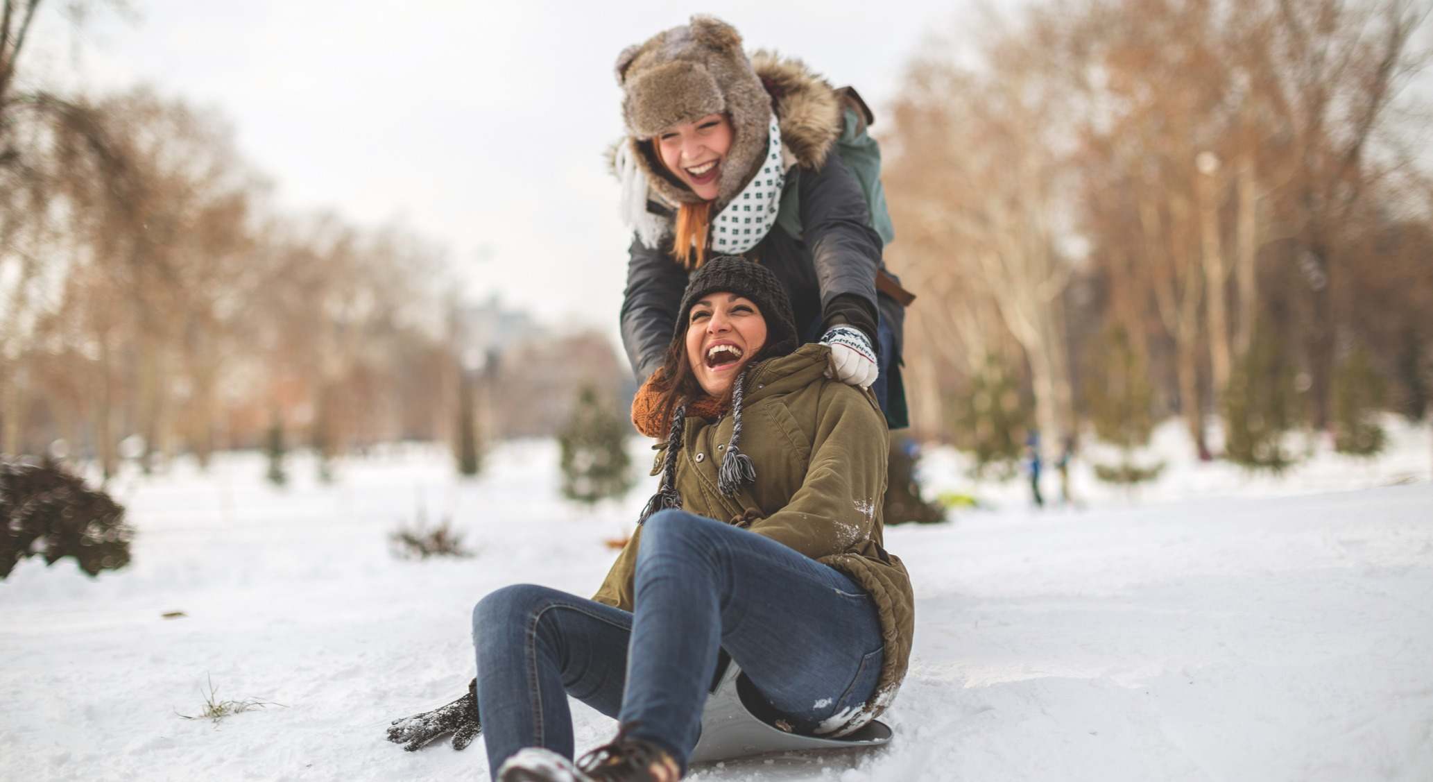 Adultos jugando en la nieve