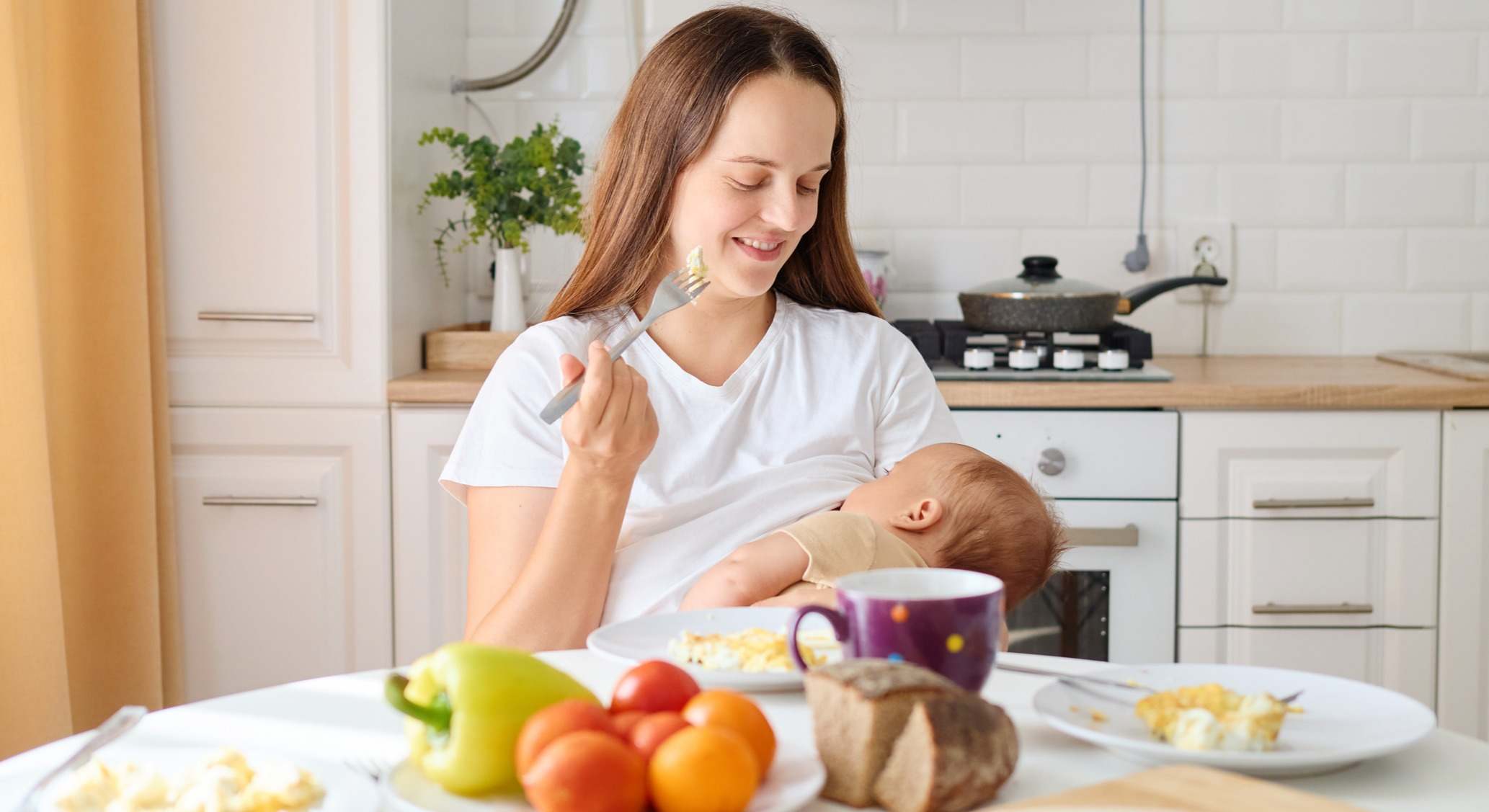 Madre sonríe mientras alimenta al bebé