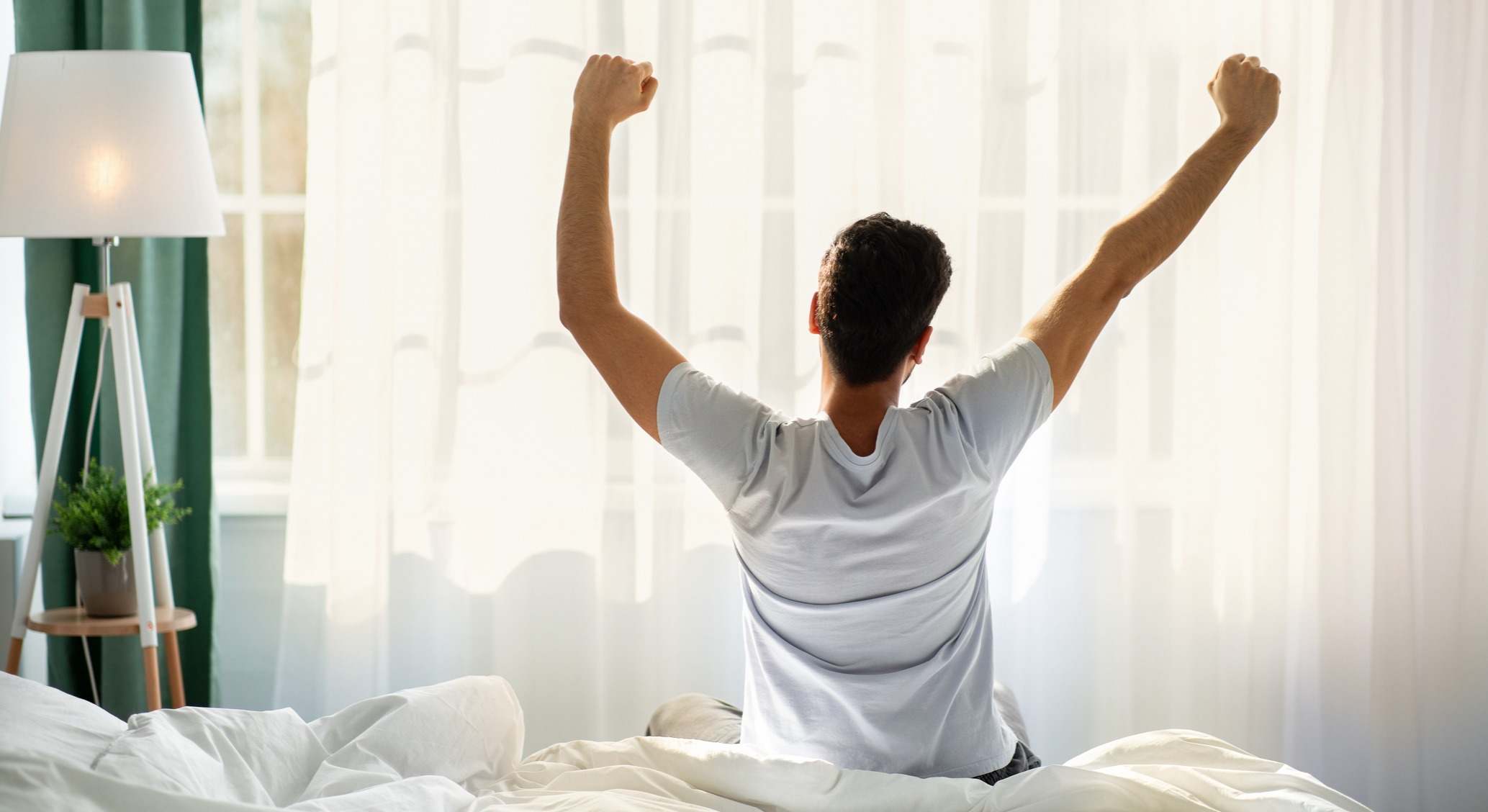 Hombre despertándose por la mañana