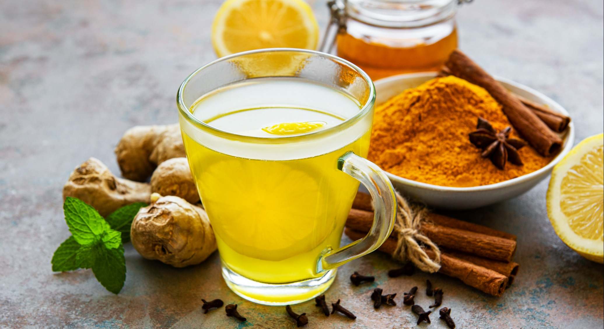 Infusión de cúrcuma con cúrcuma, jengibre y canela sobre una mesa