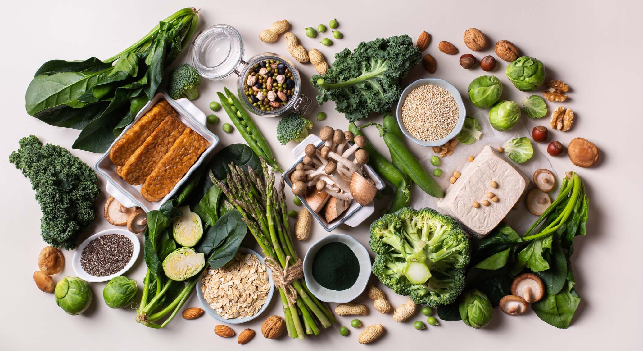 Variedad de alimentos veganos basados en plantas