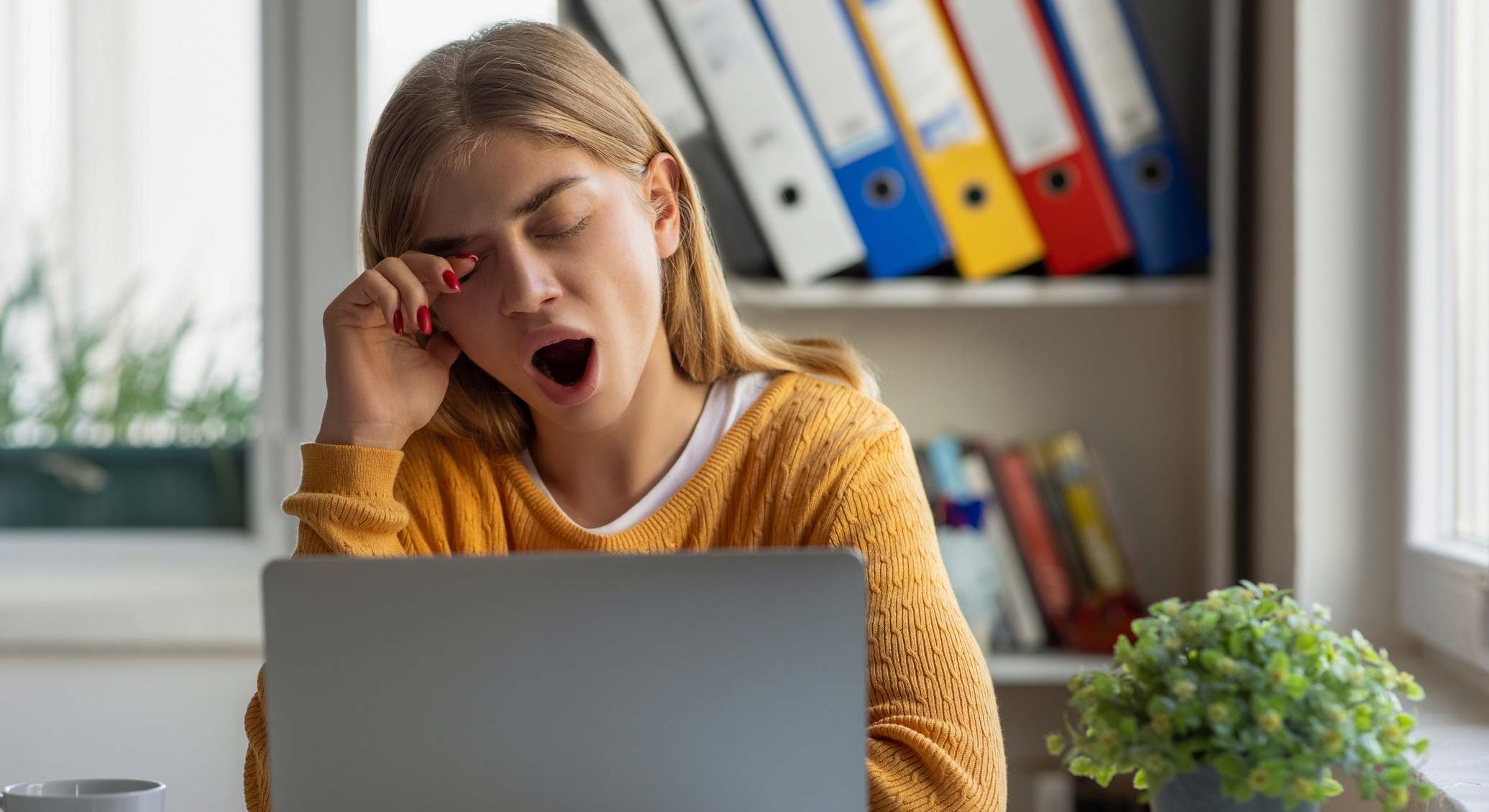 Mujer con dificultades para concentrarse por dormir mal