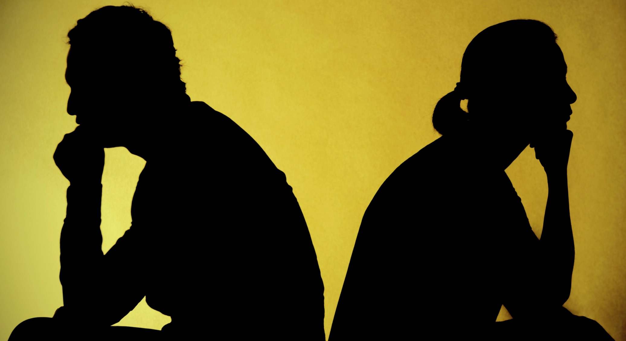 Silueta de pareja enfadada