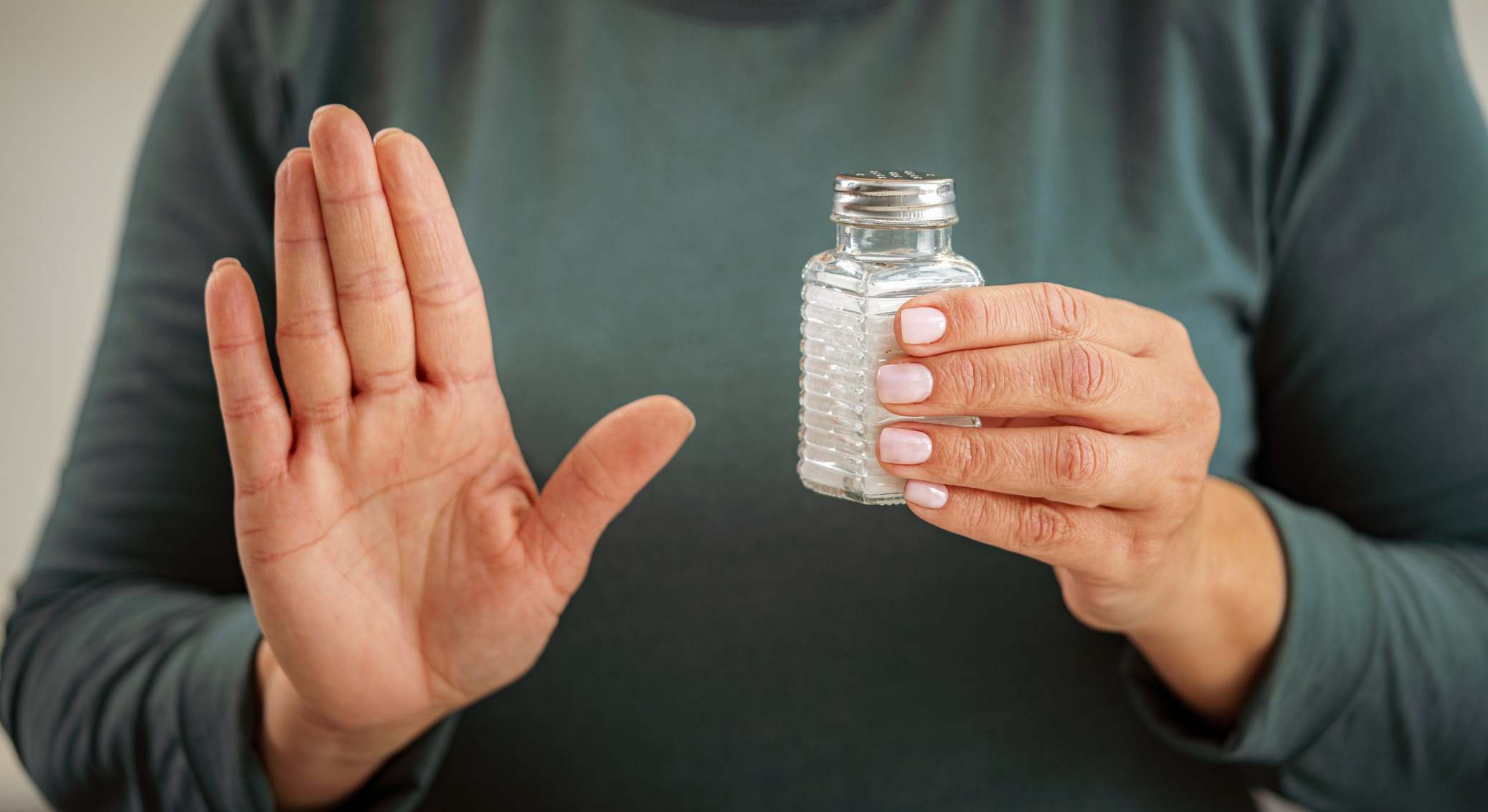 Mujer con un salero en la mano