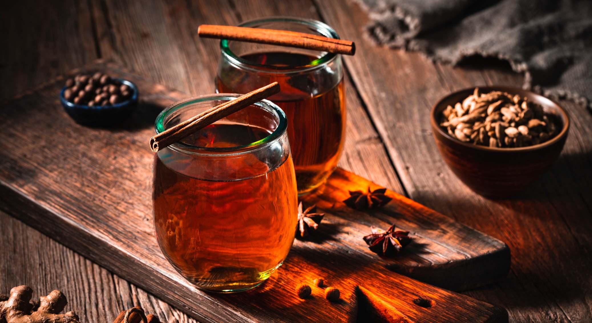 Té sobre tabla de madera