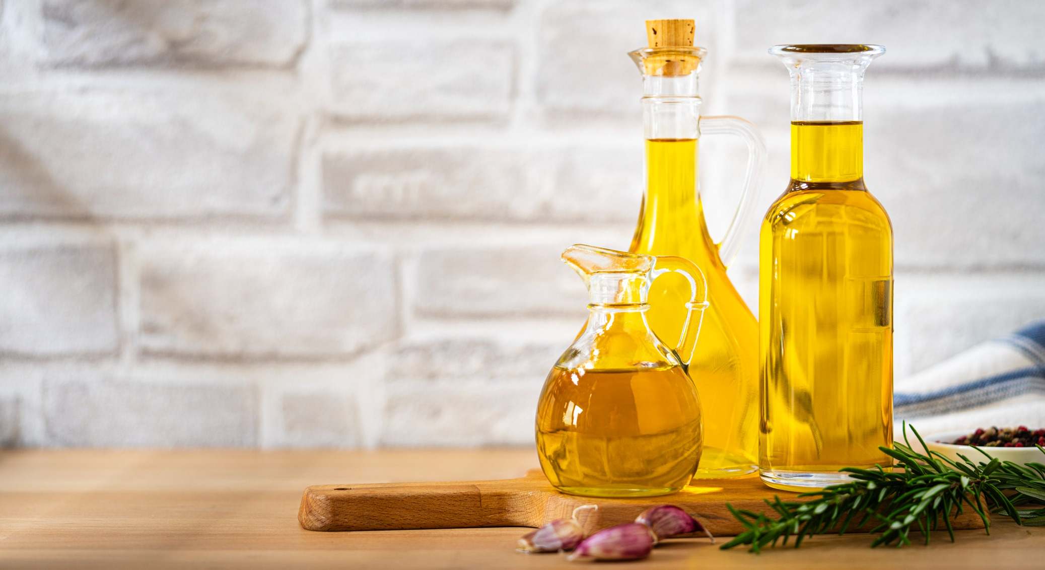 Aceites vegetales sobre una mesa