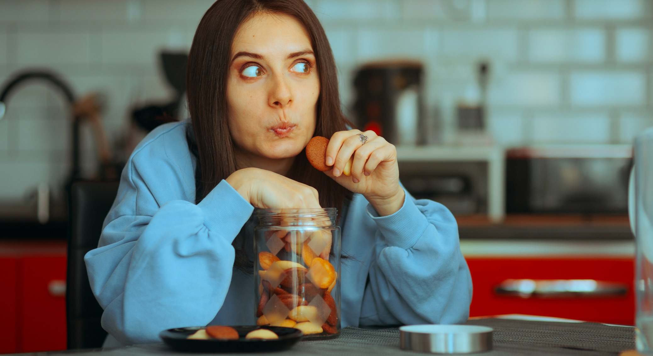 Mujer comiendo galletas