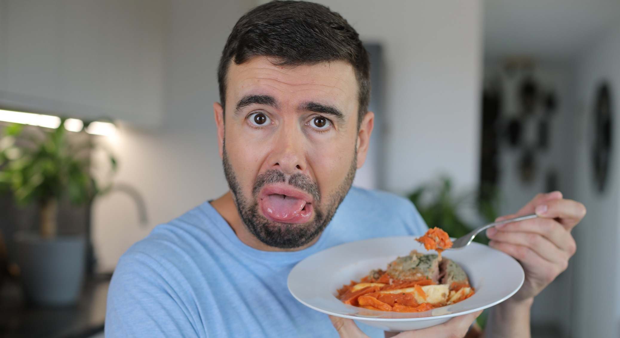 Hombre asqueado con su dieta