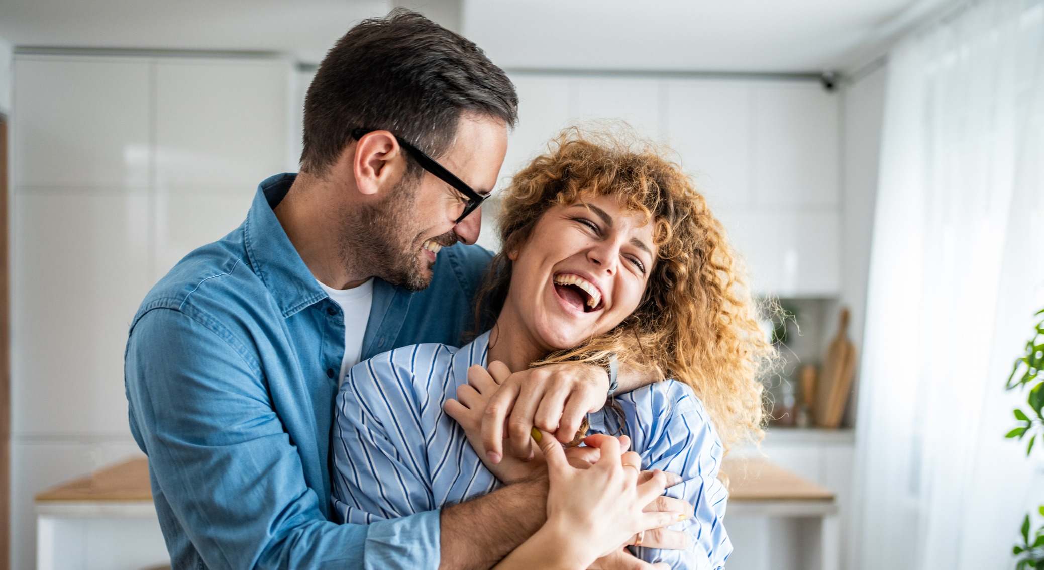Una pareja de enamorados riendo juntos