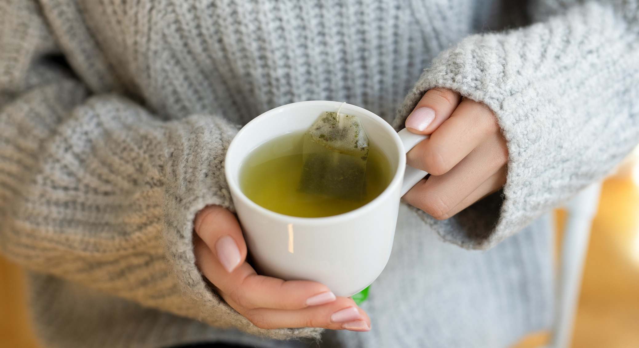 Té verde en manos de mujer