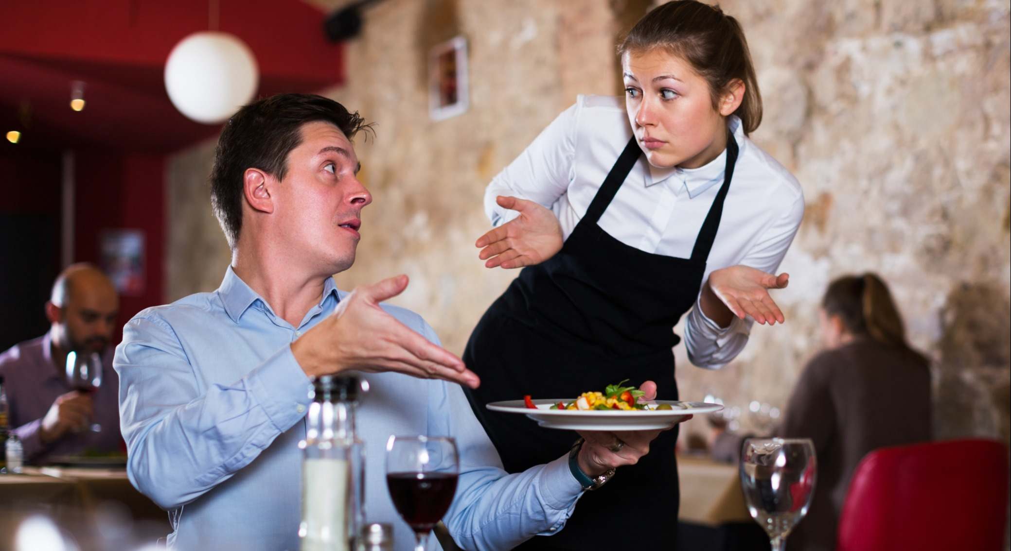 Hombre quejándose de la comida a la camarera