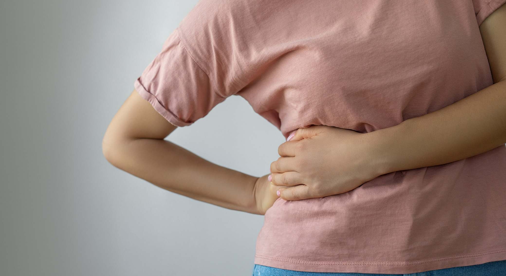 Mujer con dolor en el costado