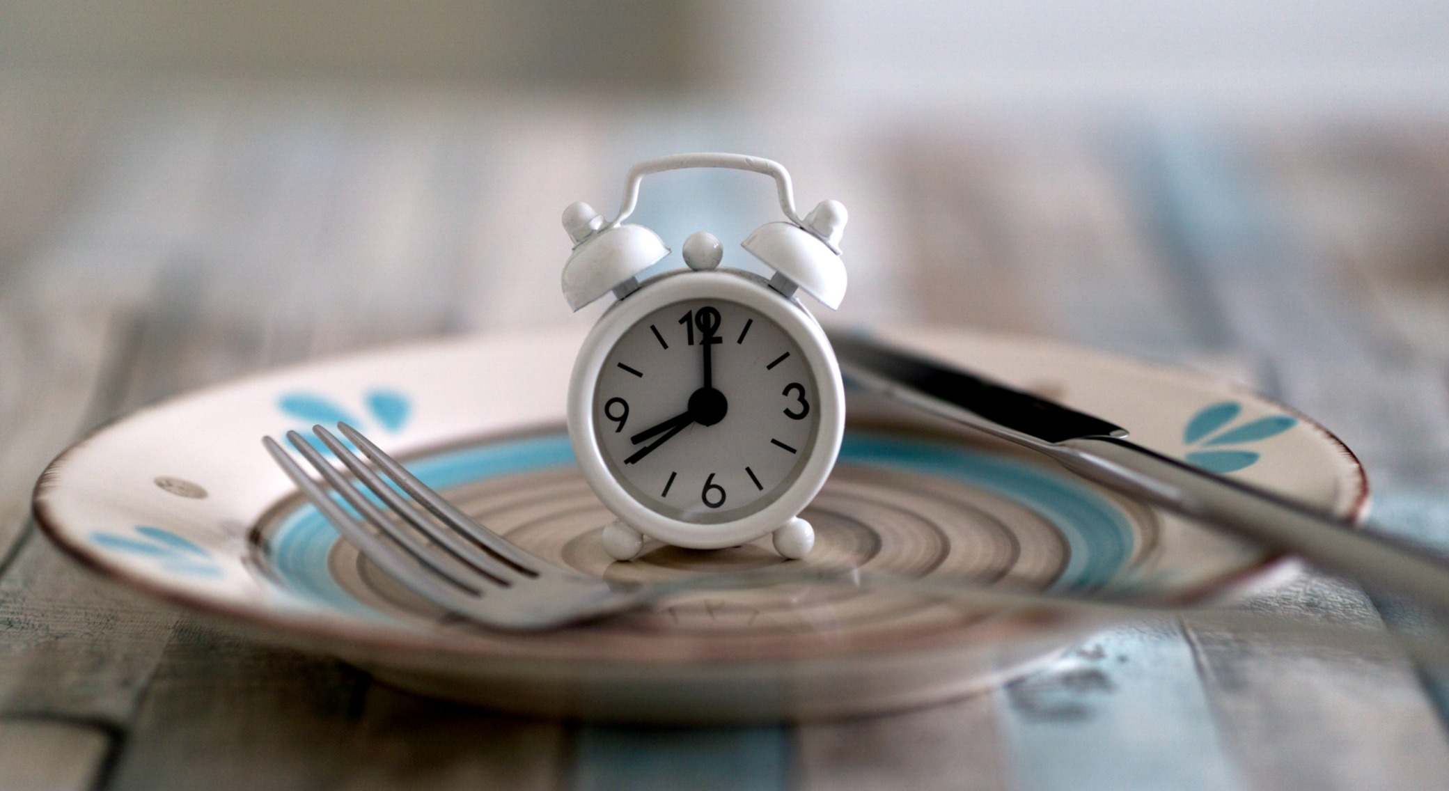 Reloj sobre un plato vacío