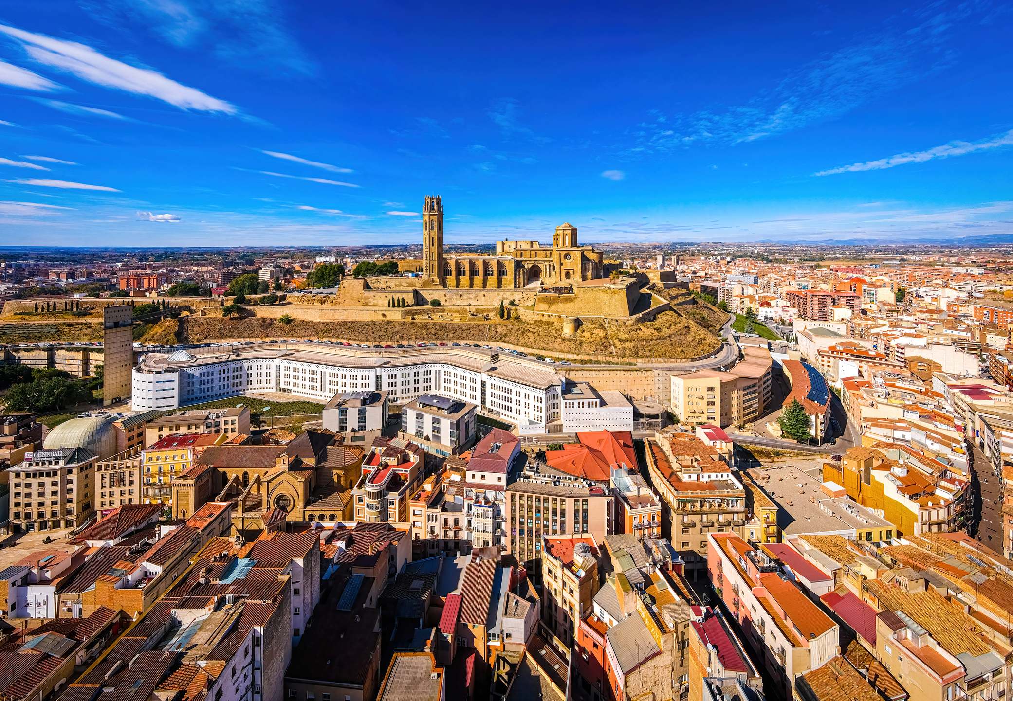 Vista aérea de una catedral gótico-románica en Lleida, una antigua ciudad de España