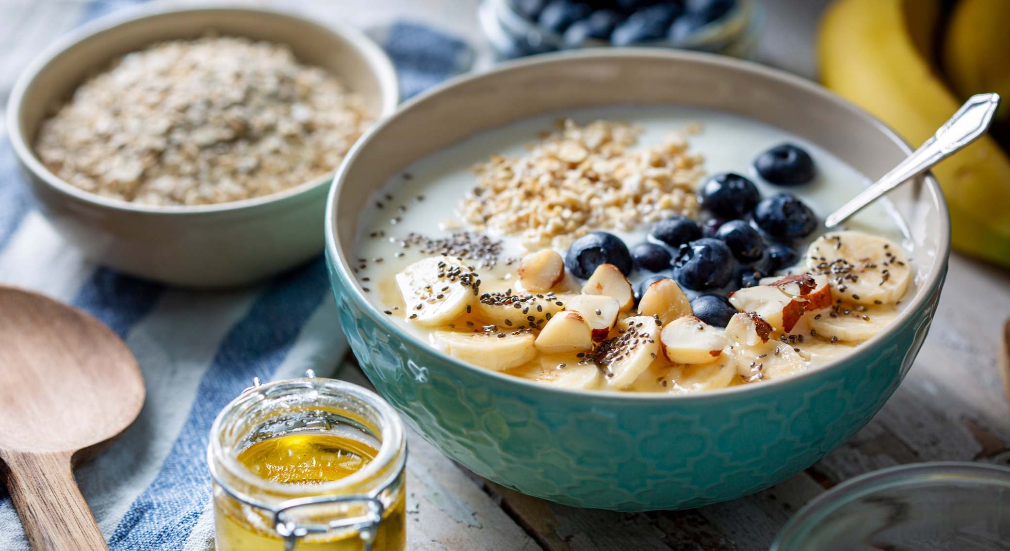 Bol de yogur con frutas y cereales