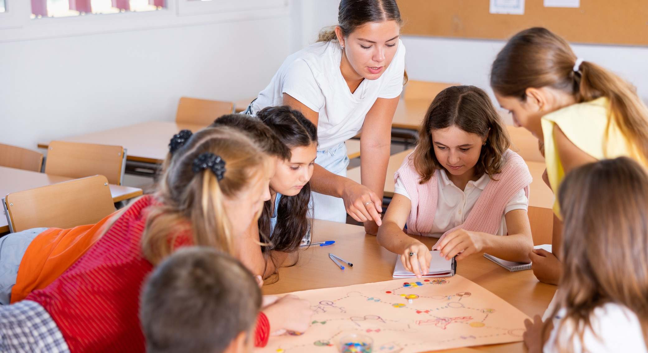 Alumnos en mitad de una clase. /Foto: iStock