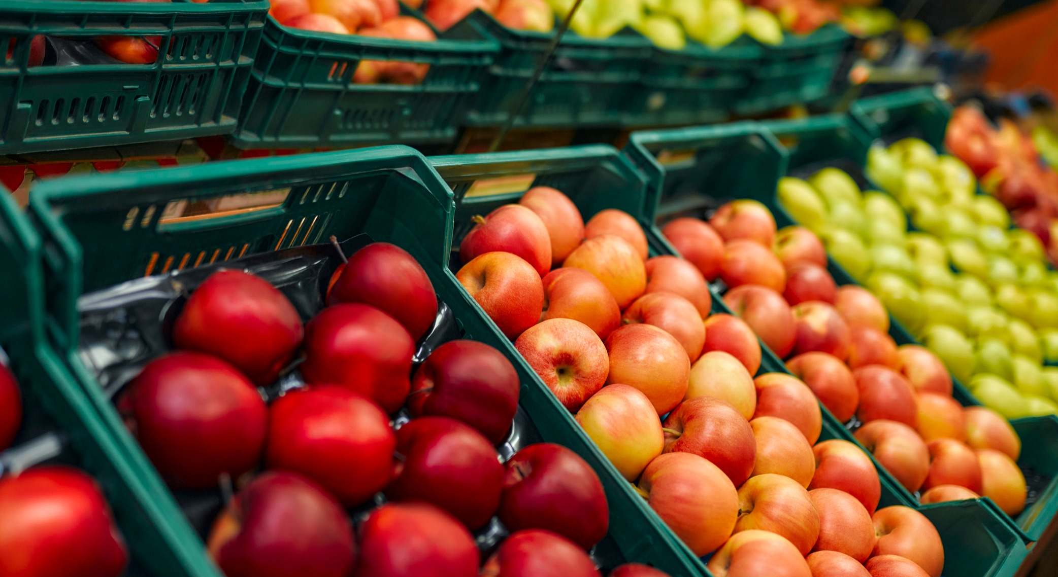 Frutas variadas en un supermercado