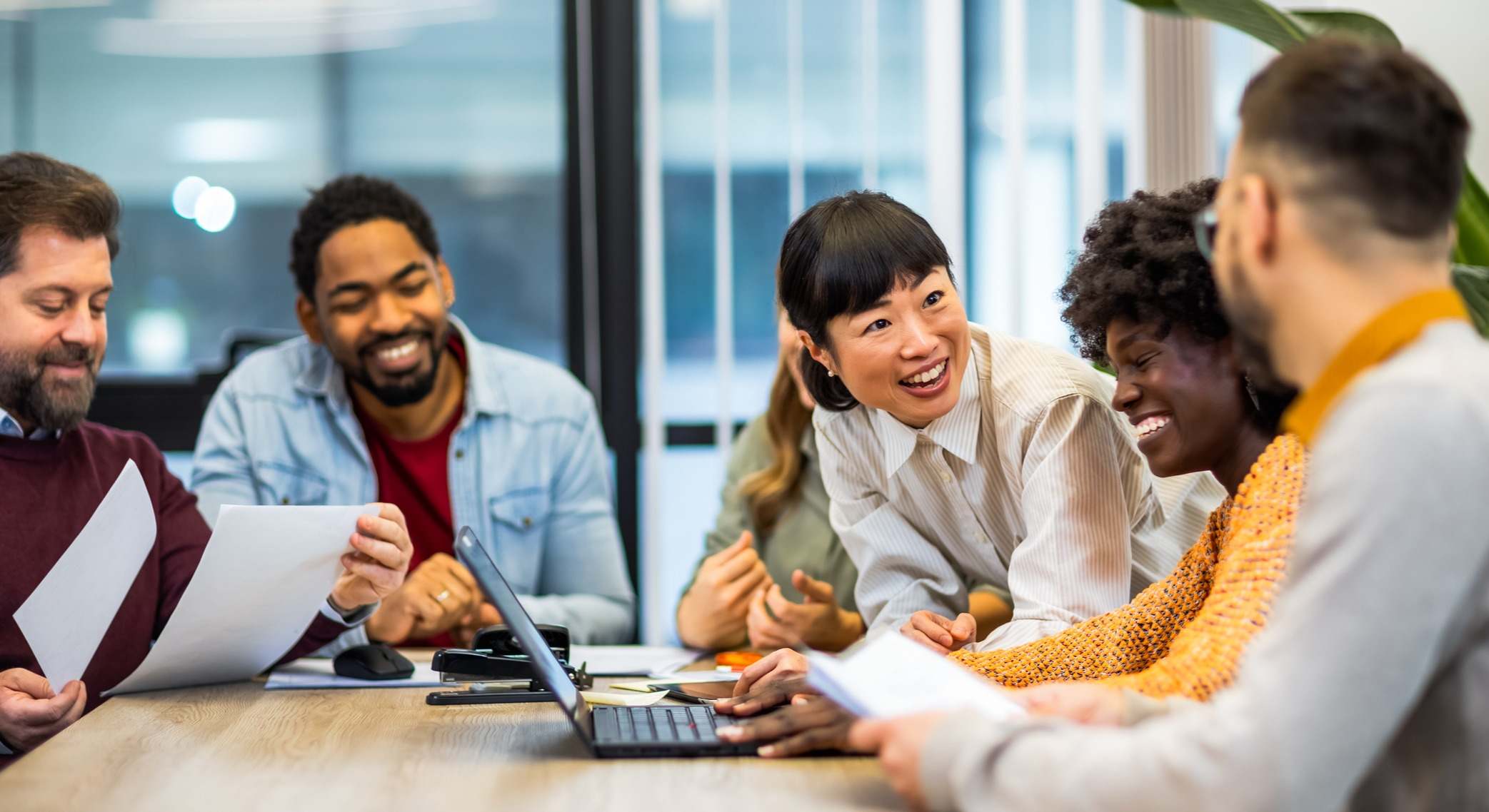 Grupo de personas charlando en el trabajo