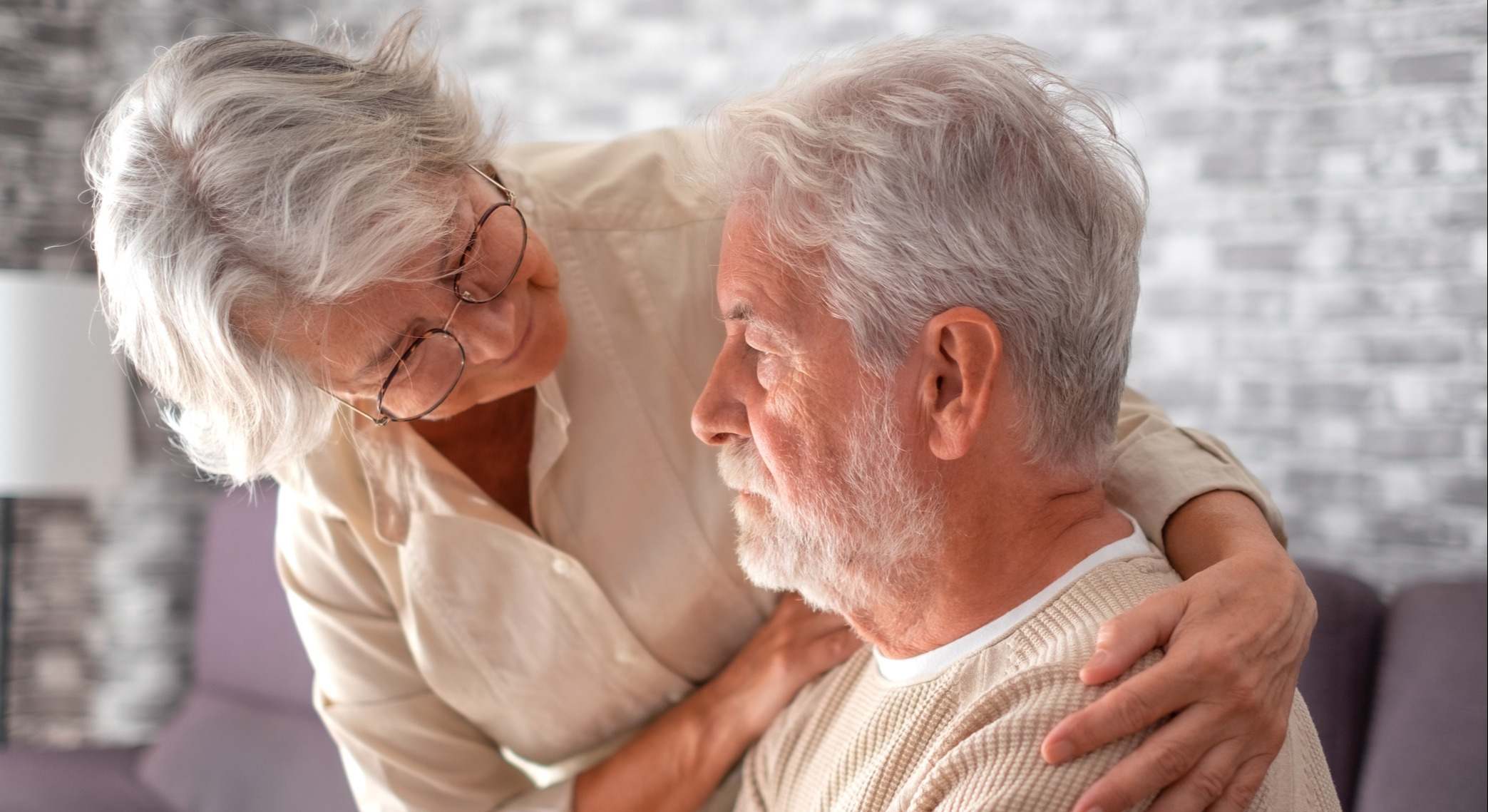 La anciana preocupada que consuela a su marido deprimido