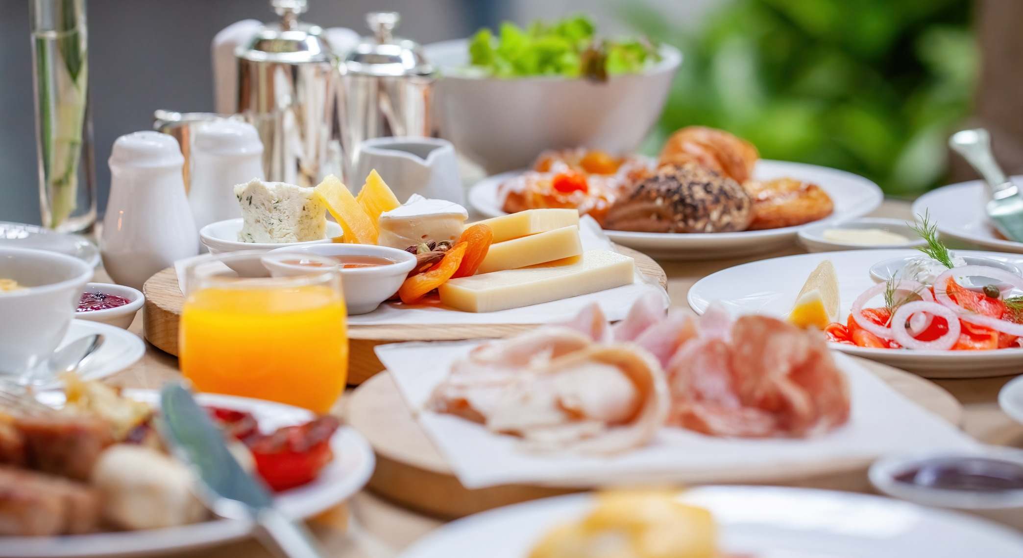 Mesa con gran desayuno