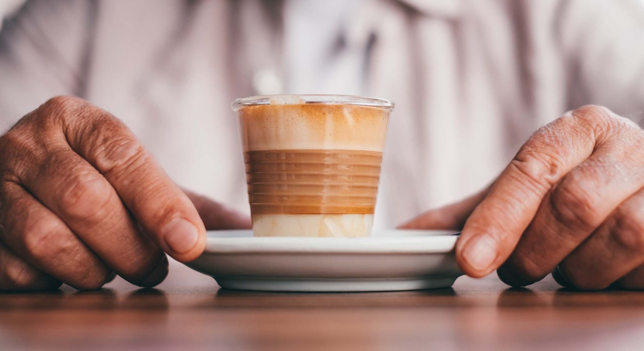 Hombre con taza de café entre las manos