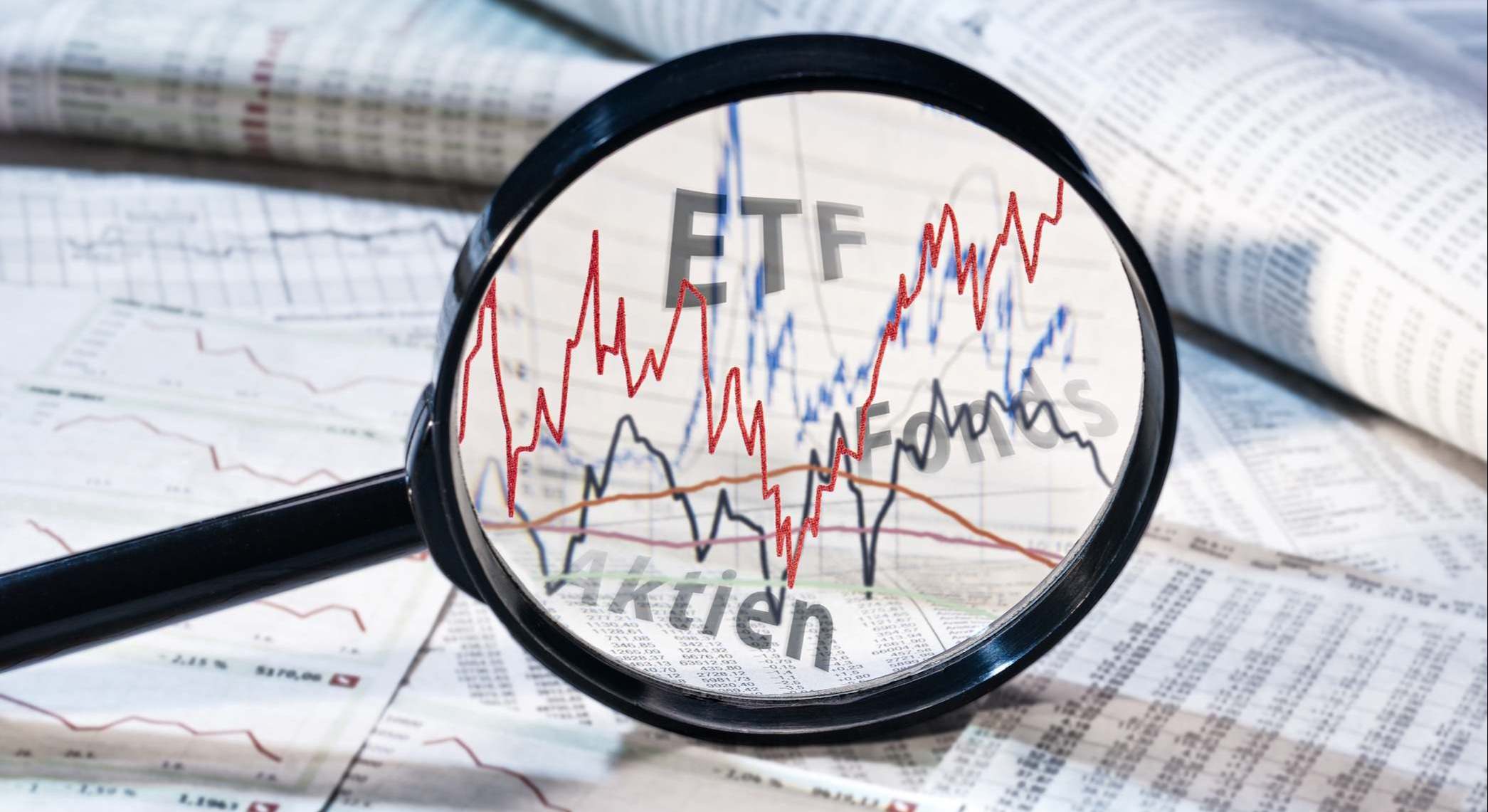 Una lupa amplía la imagen donde aparecen las siglas ETF