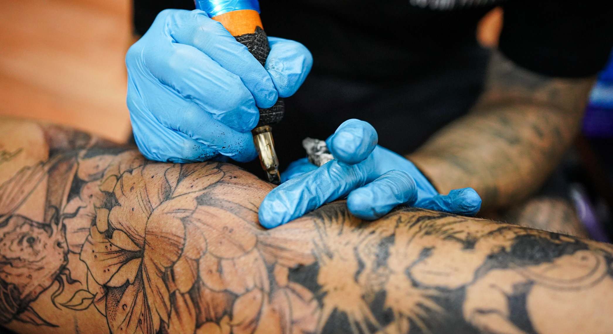 Hombre en un estudio de tatuajes