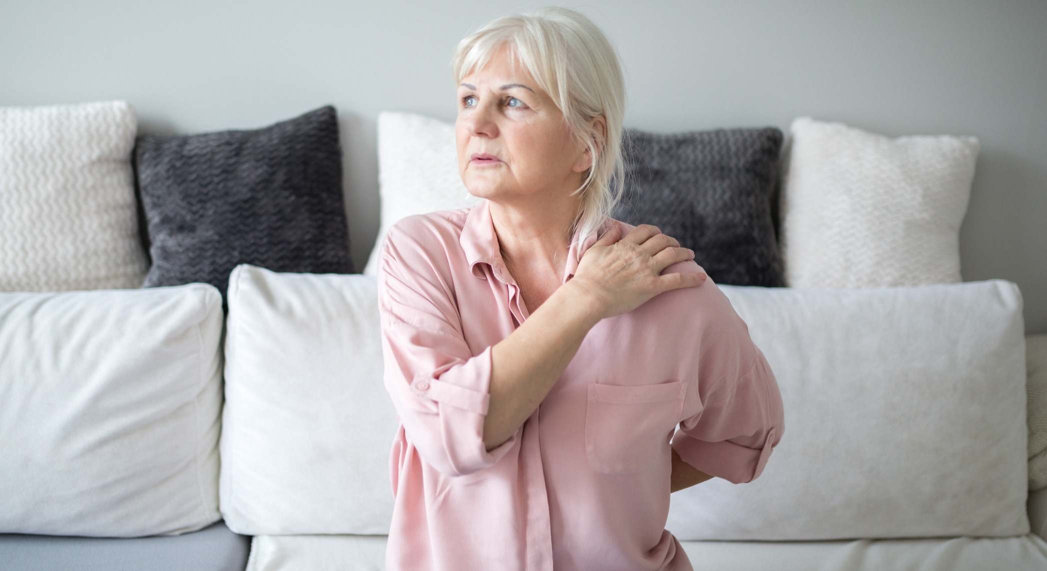 Mujer mayor con dolor de articulaciones
